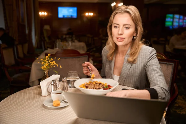 Upptagen Kvinna Avslutar Sitt Projekt Laptop Lunchen Lobbybaren Deadline — Stockfoto
