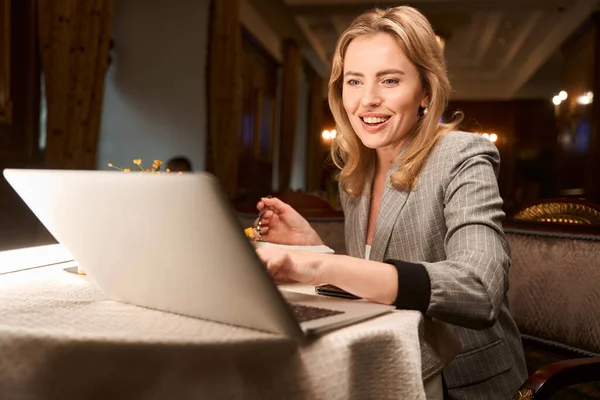 Привлекательная Женщина Проводящая Видеозвонок Ноутбуке Питающаяся Сидящая Ресторане Онлайн Свидание — стоковое фото
