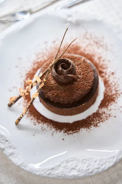 Top View Delizioso Dessert Cioccolato Che Serve Piatto Bianco Piatto — Foto Stock
