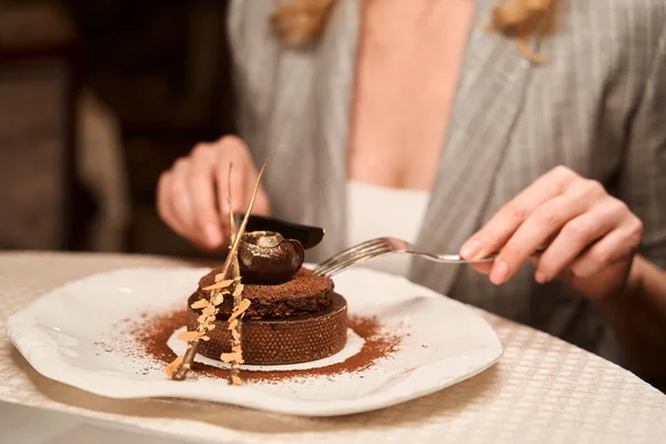 Mujer Cerca Usando Tenedor Cuchillo Para Comer Postre Chocolate Dulce —  Fotos de Stock
