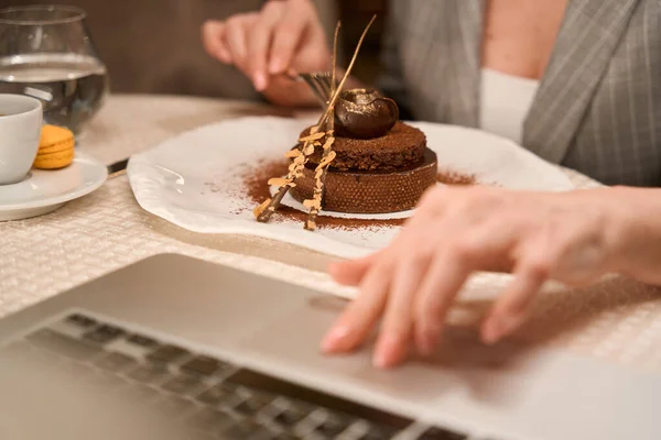 Bilgisayarda Çalışan Dokunmatik Ped Kullanan Çikolatalı Tatlı Yiyen Öğle Yemeği — Stok fotoğraf