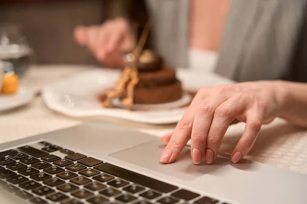 Close Handen Zakenvrouw Werken Laptop Online Eten Zoet Dessert Ontbijt — Stockfoto