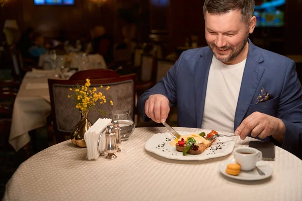 Hombre Feliz Disfrutando Desayuno Saludable Cafetería Cortando Huevo Escalfado Recién — Foto de Stock