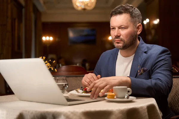 在咖啡店休息 查看电子邮件时 在笔记本电脑上认真集中工作的男人 — 图库照片