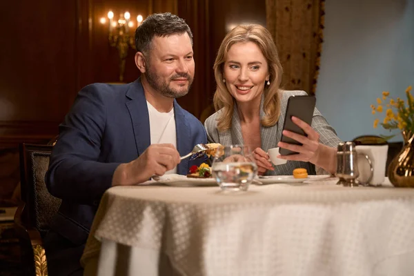 Happy Business Partners Taking Selfie Smartphone Lunch Celebrating Successful Project — Stock Photo, Image