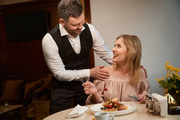 Férfi Vállon Öleli Gyönyörű Barátnőjét Étteremben Meglepetést Csinál Ebédidőben — Stock Fotó