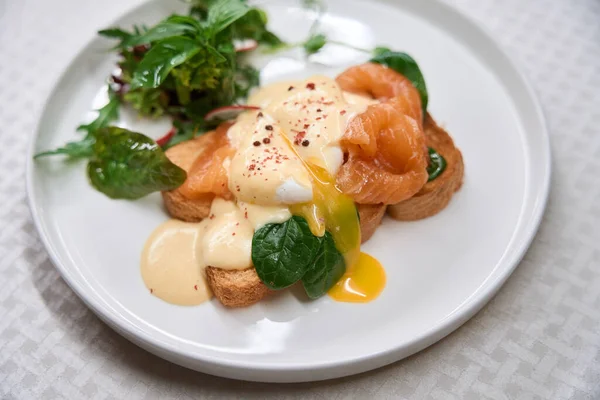 特写美味的早餐 配以红鱼和煮好的鸡蛋 烤面包 餐馆服务 — 图库照片