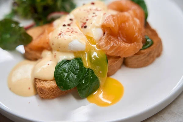 巨无霸特写蛋黄从鸡蛋流出来和红鱼一起吐司 美味的午餐 — 图库照片