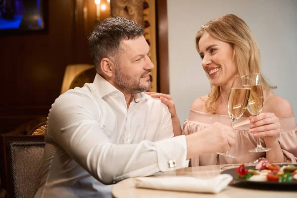 Uomo Donna Bevono Champagne Festeggiano Vacanze San Valentino Nel Lussuoso — Foto Stock