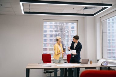 Yaratıcı tasarımcılar kağıt yerleşimi geliştiriyor. Daha iyi hayal gücü için 3D modelleme, emlak ajansı.