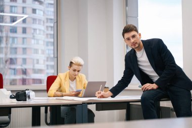 Projeyle çalışan profesyonel tasarımcı, 3d yerleşim planından önce değişiklikler ekliyor, büyük ortak çalışma alanındaki mimarlık bürosu