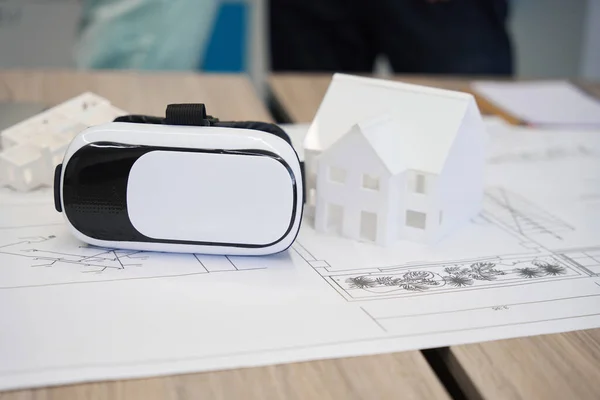 Headset Realitas Virtual Terletak Pada Cetak Biru Rumah Perancang Interior — Stok Foto