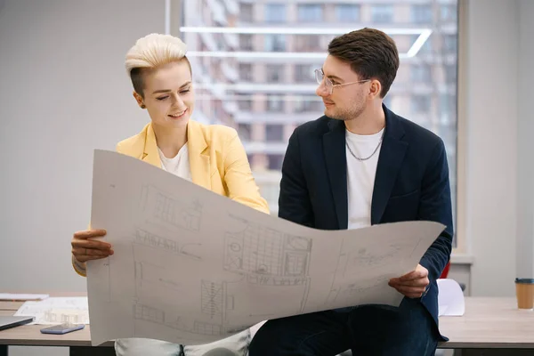 Lächelnde Unabhängige Bauunternehmer Betrachten Den Bauplan Arbeiten Hellen Komfortablen Coworking — Stockfoto