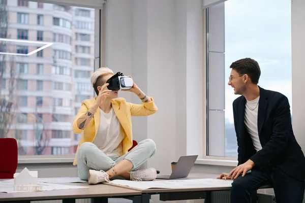将来の家の女性クライアント3Dツアーを与えるプロの男性デザイナー 仮想現実ヘッドセットで景色を楽しむ女性 — ストック写真
