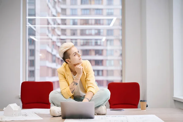 Молода Стильна Жінка Дизайнер Шукає Натхнення Сидячи Робочому Столі Ноутбуком — стокове фото