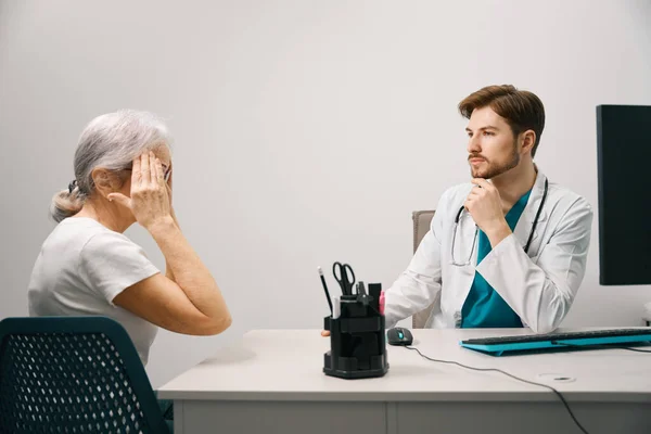 Elderly Patient Complains Doctor Headache Therapist Conducts Appointment Medical Center — Stock Photo, Image
