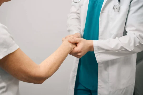 Läkaren Håller Gammal Kvinnas Hand Läkaren Har Ett Stetoskop Halsen — Stockfoto