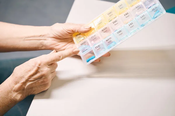 Signora Anziana Tiene Pillbox Con Pillole Mano Donna Una Manicure — Foto Stock