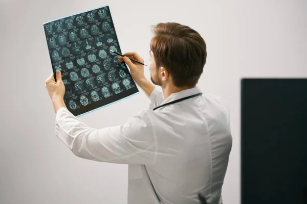 Medico Analizza Una Risonanza Magnetica Del Cervello Uomo Uniforme Medica — Foto Stock