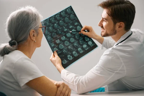 Terapeuten Håller Magnetröntgen Hjärnan Sina Händer Han Konsulterar Äldre Patient — Stockfoto