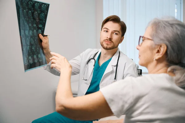 Terapeut Ukazuje Pacientovi Magnetickou Rezonanci Mozku Muže Lékařské Uniformě — Stock fotografie