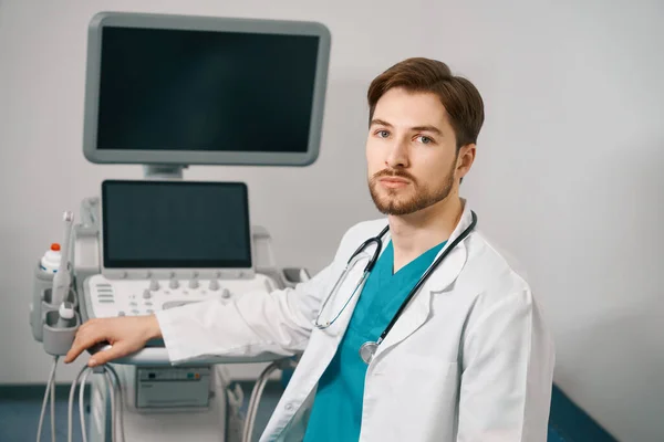 Genç Doktor Modern Teşhis Ekipmanında Üniformalı Bir Adamda Bulunuyor — Stok fotoğraf