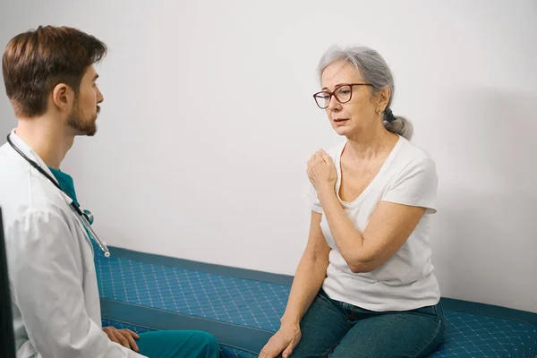 Пенсіонерка Призначенні Травматологів Медичному Центрі Жінка Скаржиться Біль Плечовому Суглобі — стокове фото