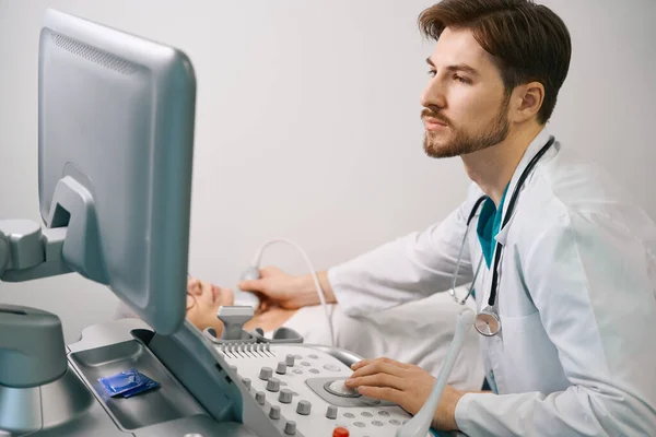 Spezialist Führt Eine Untersuchung Der Schilddrüse Auf Einem Ultraschallgerät Für — Stockfoto