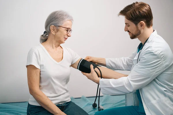 Praticando Giovane Medico Misura Pressione Sanguigna Paziente Medico Utilizza Tonometro — Foto Stock