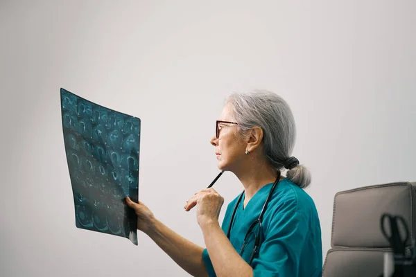 Žena Diagnostik Vyšetřuje Mri Skenování Mozku Lékař Lékařské Uniformě — Stock fotografie