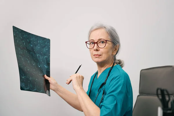 Ältere Ärztin Hält Eine Mrt Aufnahme Des Gehirns Der Hand — Stockfoto