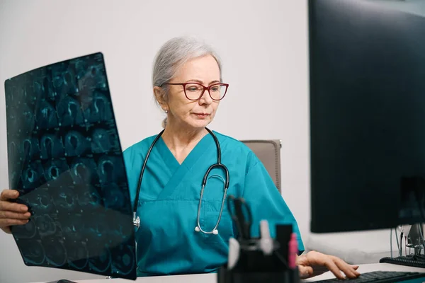 Dottoressa Anziana Una Risonanza Magnetica Tra Mani Una Donna Uno — Foto Stock