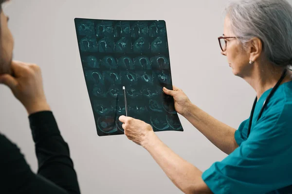 Maduro Terapeuta Mostra Paciente Uma Ressonância Magnética Cérebro Médico Óculos — Fotografia de Stock