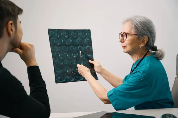 Досвідчена Діагностична Жінка Показує Сканування Мозку Пацієнту Лікар Окулярах — стокове фото