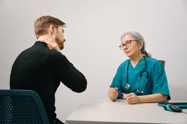Patiënt Bij Receptie Van Een Vrouwelijke Traumatoloog Een Medisch Centrum — Stockfoto