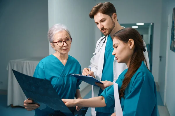 Erfahrene Fachärztin Berät Junge Kollegen Diagnosezentrum Ärzte Untersuchen Kernspintomographie — Stockfoto