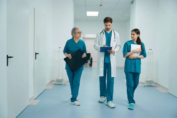 Tre Dottori Stanno Camminando Lungo Corridoio Del Reparto Diagnostico Hanno — Foto Stock