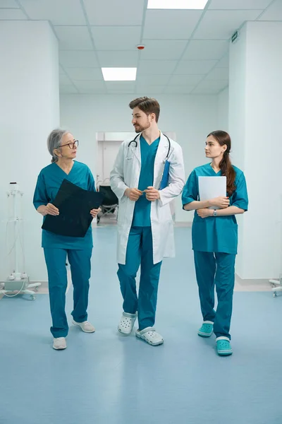 Tre Colleghi Medici Stanno Camminando Lungo Corridoio Dell Ospedale Tenendo — Foto Stock