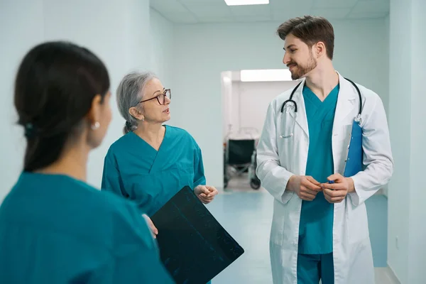 Sanitäter Arztuniformen Unterhalten Sich Auf Dem Krankenhausflur Der Mann Hat — Stockfoto