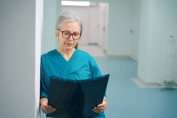 Donna Anziana Medico Trova Corridoio Ospedale Con Una Risonanza Magnetica — Foto Stock
