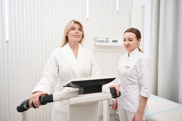 Pleasant Female Medical Center Undergoes Bioimpedancemetry Diagnostic Procedure Specialist Uses — Stock Photo, Image