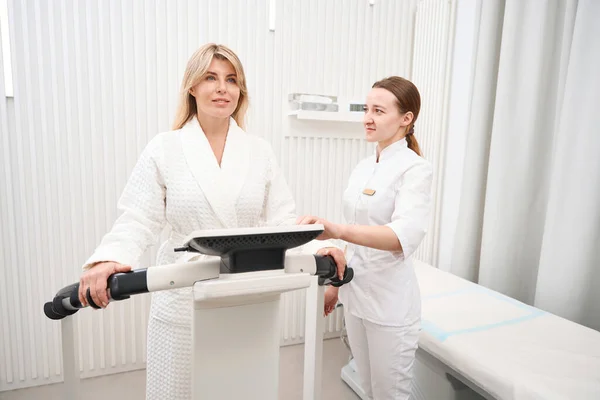 Beautiful Woman Medical Center Undergoes Bioimpedancemetry Diagnostic Procedure Specialist Uses — Stock Photo, Image