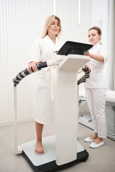 Woman Diagnostician Performs Bioimpedancemetry Diagnostic Procedure Medic Uses Modern Equipment — Stock Photo, Image