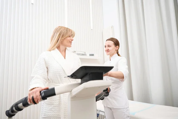 Pleasant Lady Medical Center Undergoes Bioimpedancemetry Diagnostic Procedure Specialist Uses — Stock Photo, Image