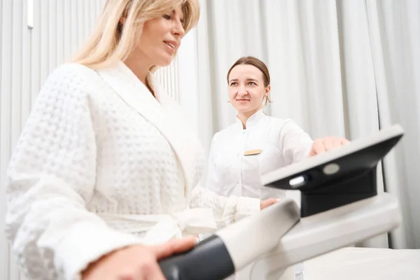 医療センターの女性は生体インピーダンス診断手順を受け 医療は現代的な機器を使用しています — ストック写真