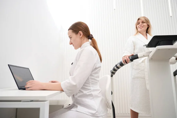 Female Patient Medical Center Undergoes Bioimpedancemetry Diagnostic Procedure Medic Uses — Stock Photo, Image