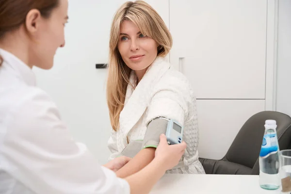 Woman Doctor Measures Blood Pressure Patient Tonometer Women Diagnostic Department — Stock Photo, Image