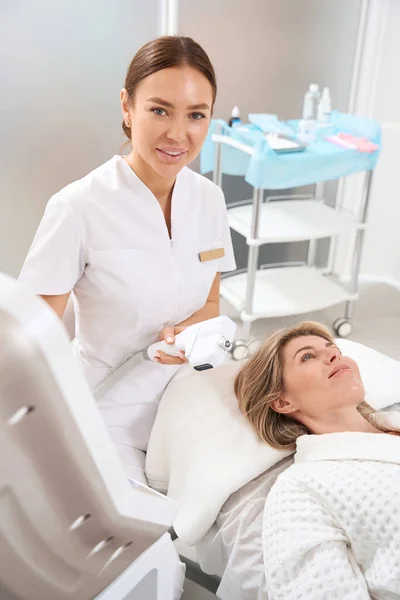 Kosmetologe Führt Aging Verfahren Für Kunden Der Klinik Für Ästhetische — Stockfoto