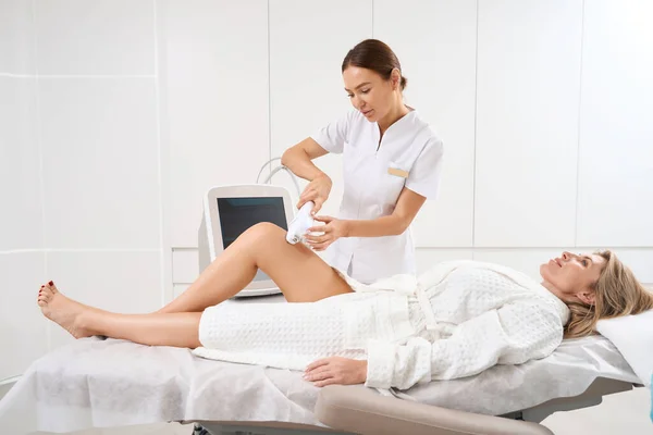 Kosmetolog Wykonuje Zabieg Podnoszenia Smas Nodze Pacjenta Klinika Wykorzystuje Nowoczesny — Zdjęcie stockowe