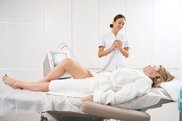 Pleasant Cosmetologist Communicates Patient Procedure Smas Lifting Clinic Uses Modern — Stock Photo, Image